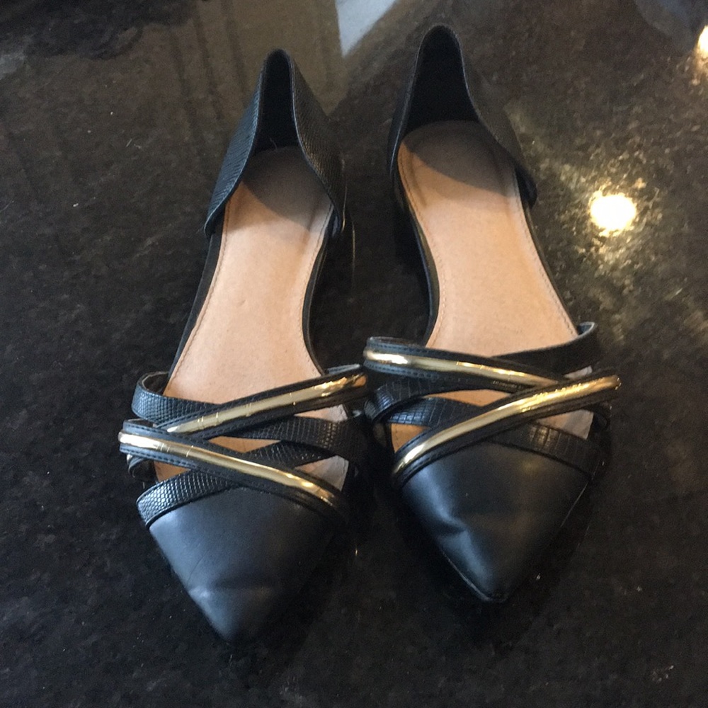 Black and gold pointed-toe flats